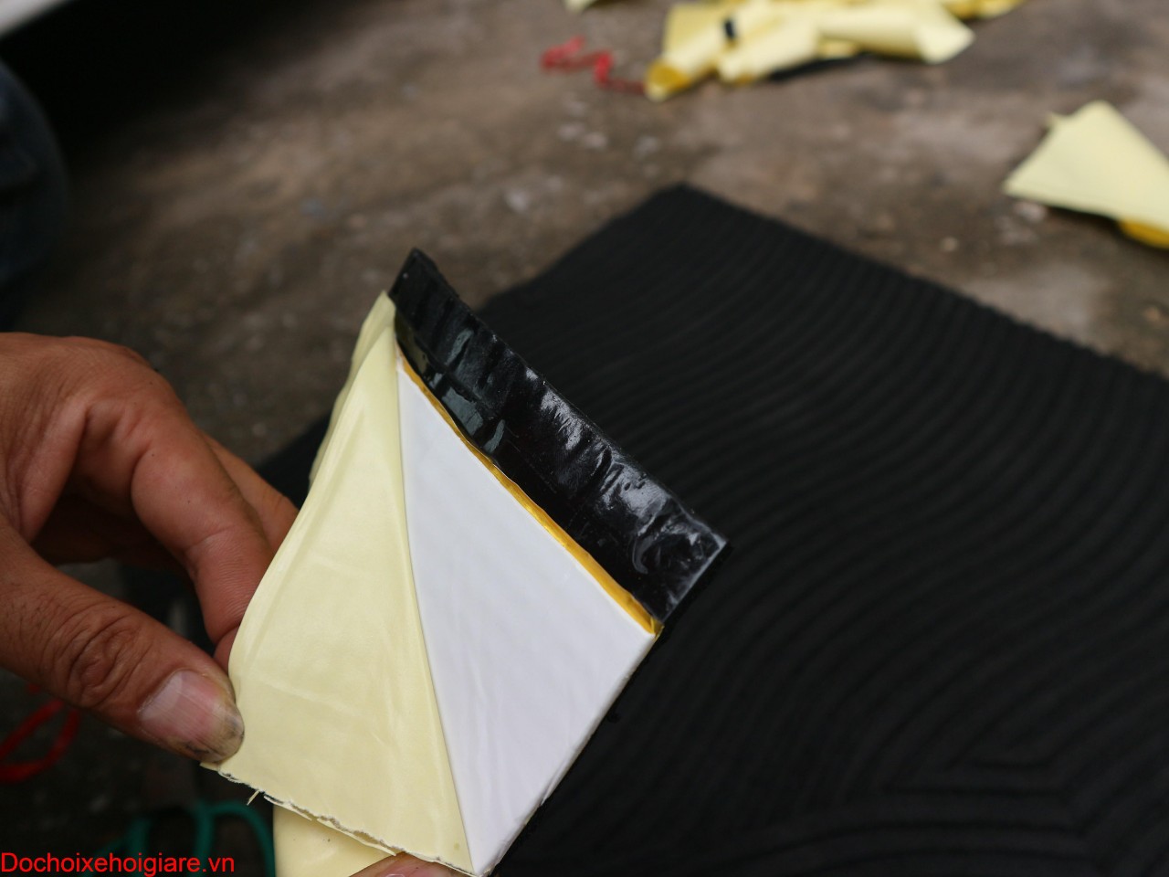 Cach-am-tran-o-to-bang-vat-lieu-3-lop-sieu-tieu-am-3.jpg