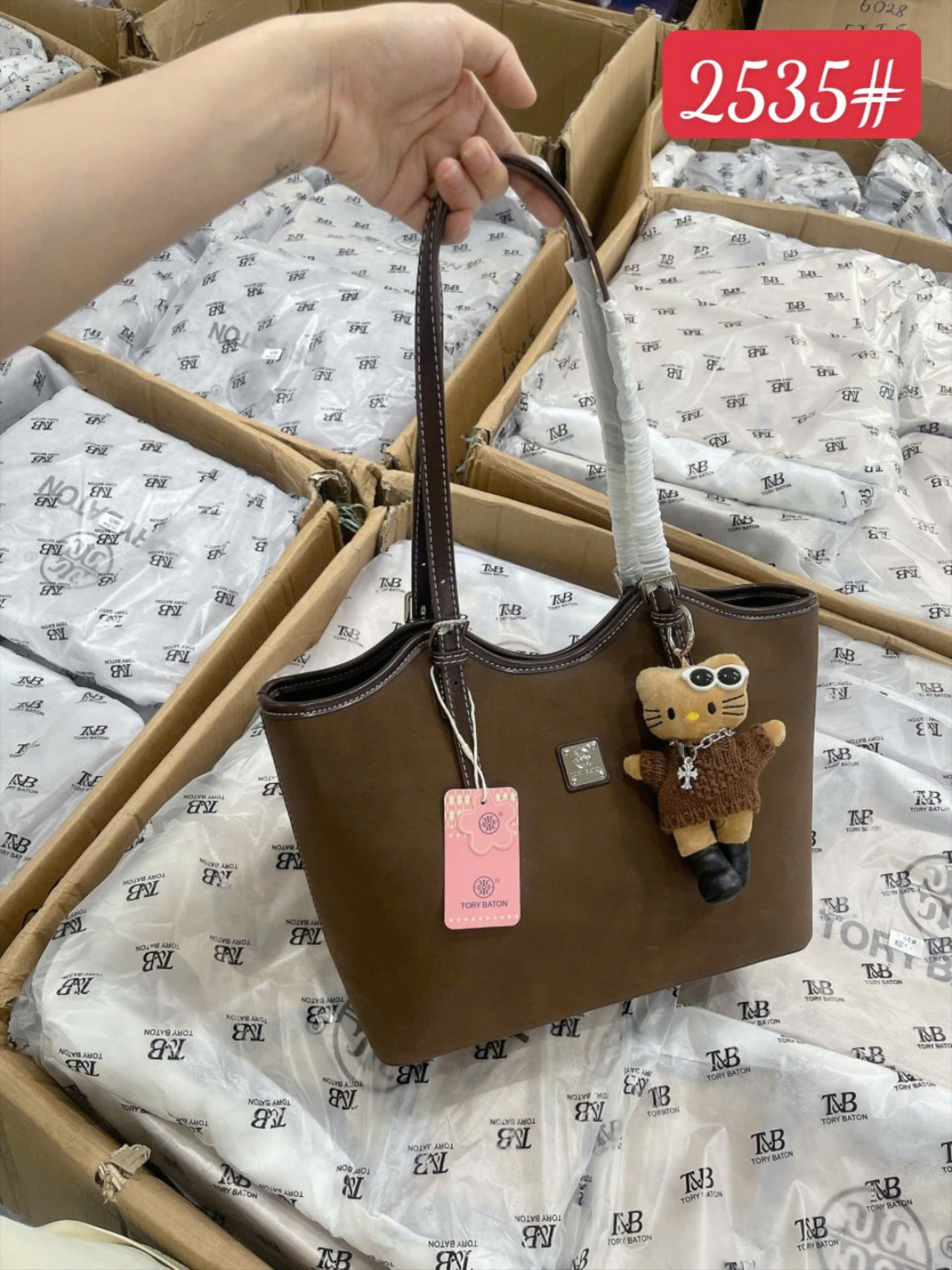 2535# Túi Cow Kitty nâu kẹp nách charm mèo