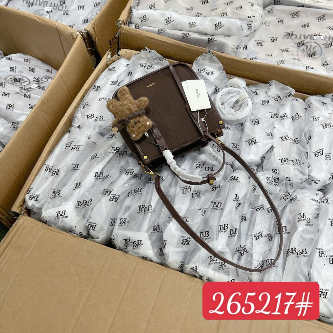 265217# Túi Yichen nâu dáng đứng charm gấu