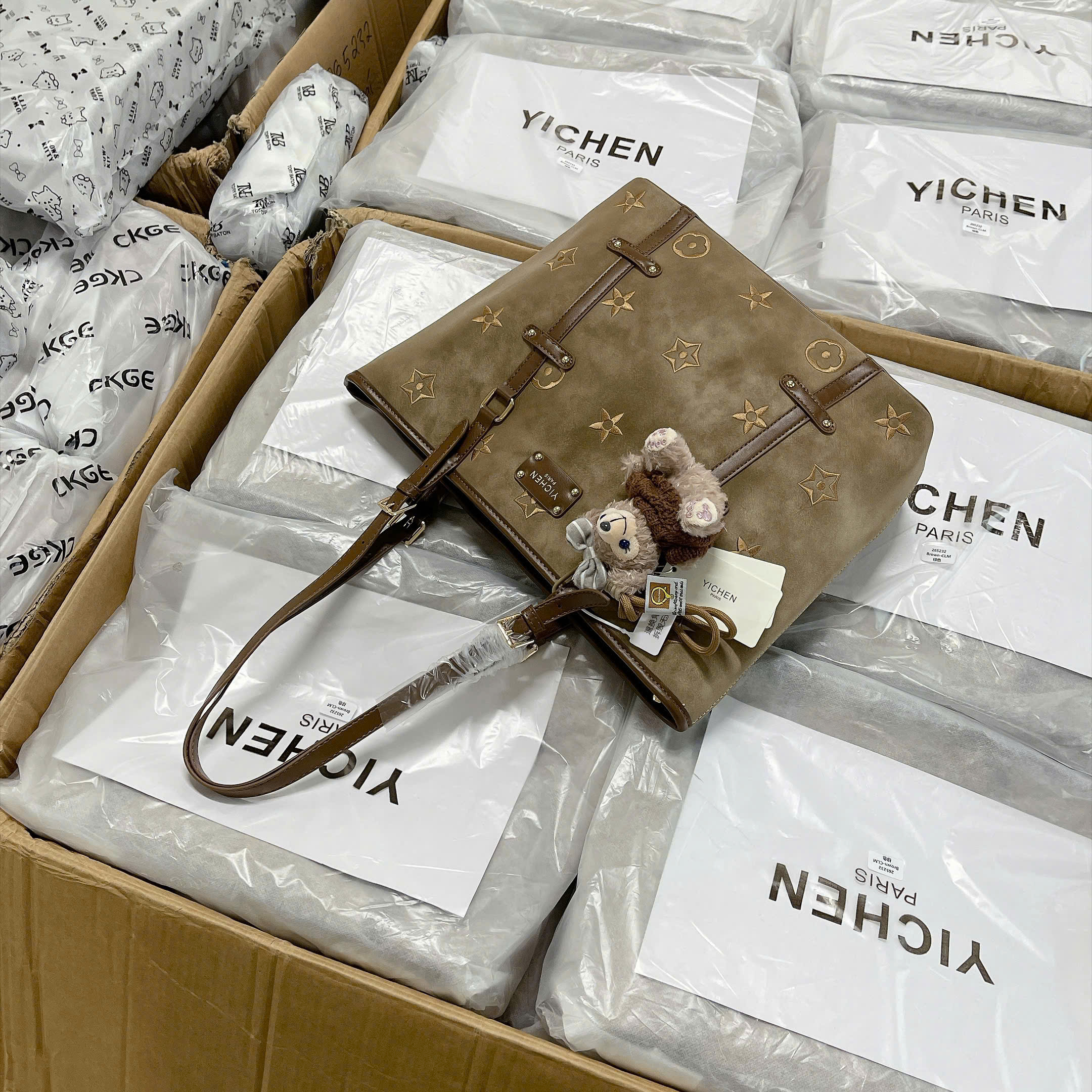 265232# Túi Yichen da lộn họa tiết charm gấu