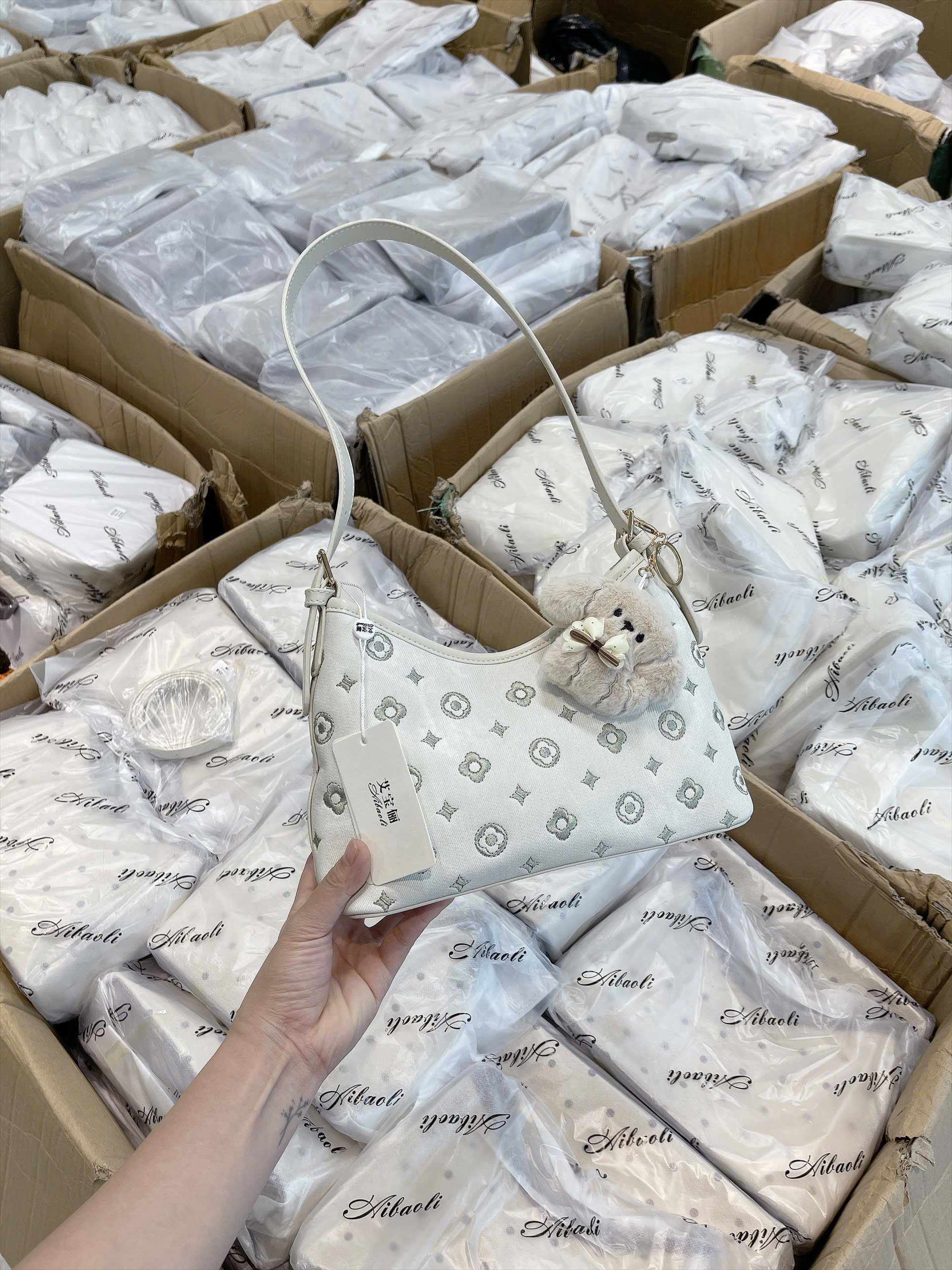 M3380# Túi kẹp nách dáng đứng charm cún bông