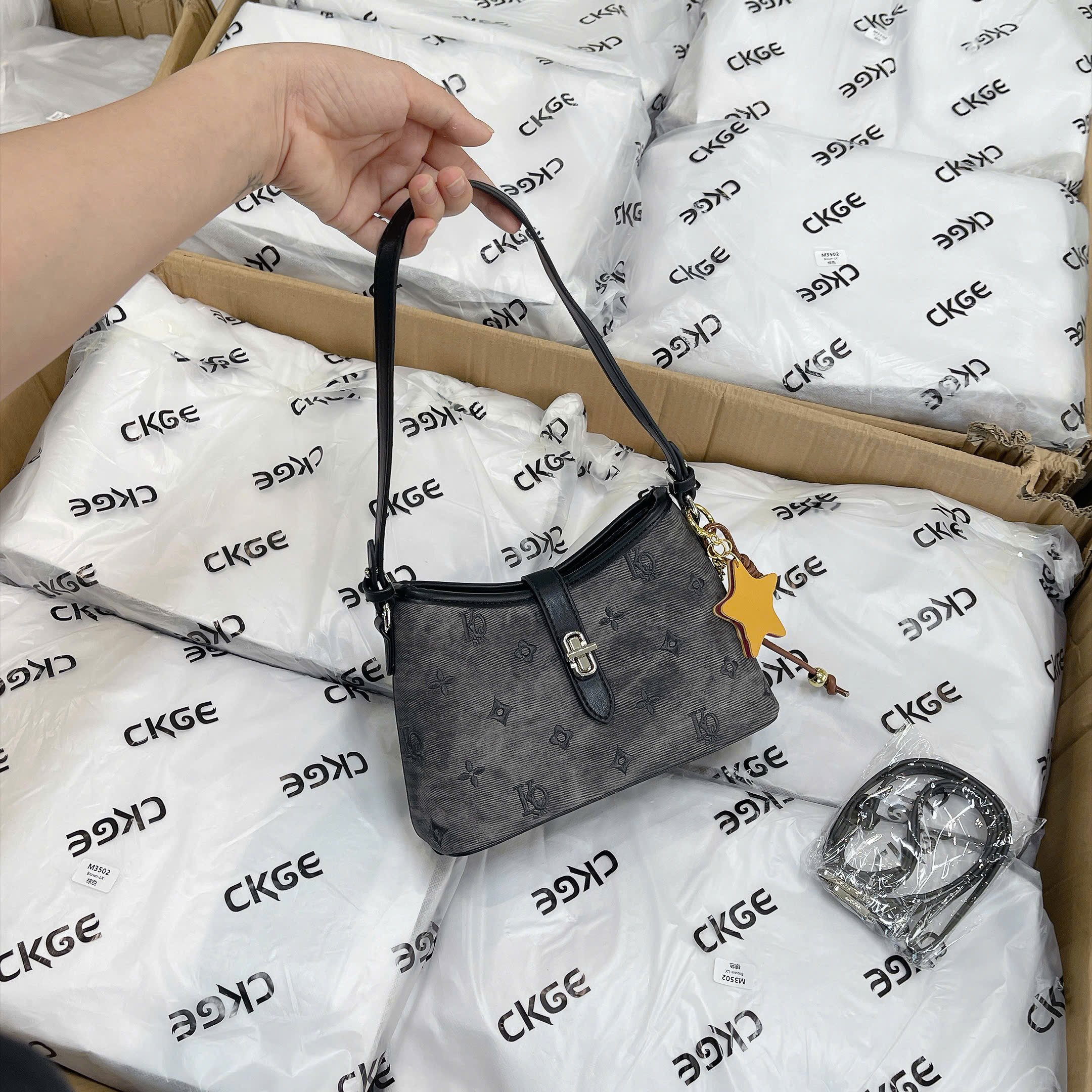 3826# Túi kẹp nách da lộn khóa xoay
