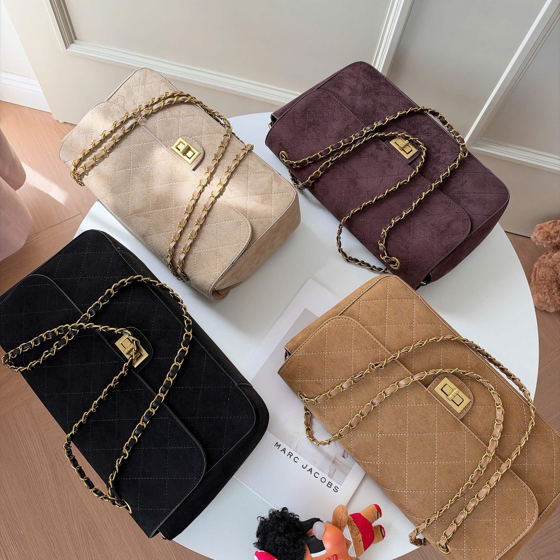 7108# Túi Classic vân trám da lộn khóa xoay