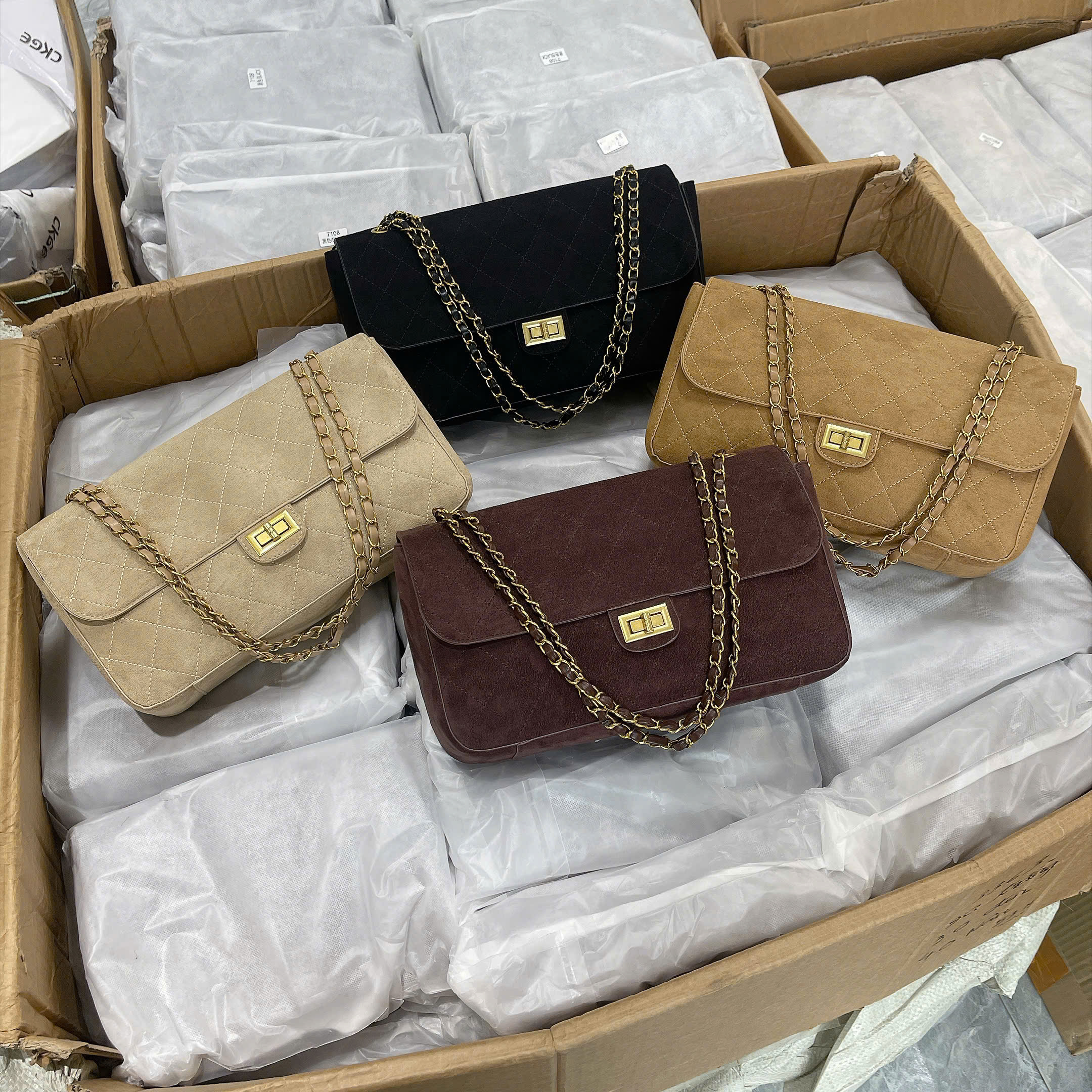 7108# Túi Classic vân trám da lộn khóa xoay