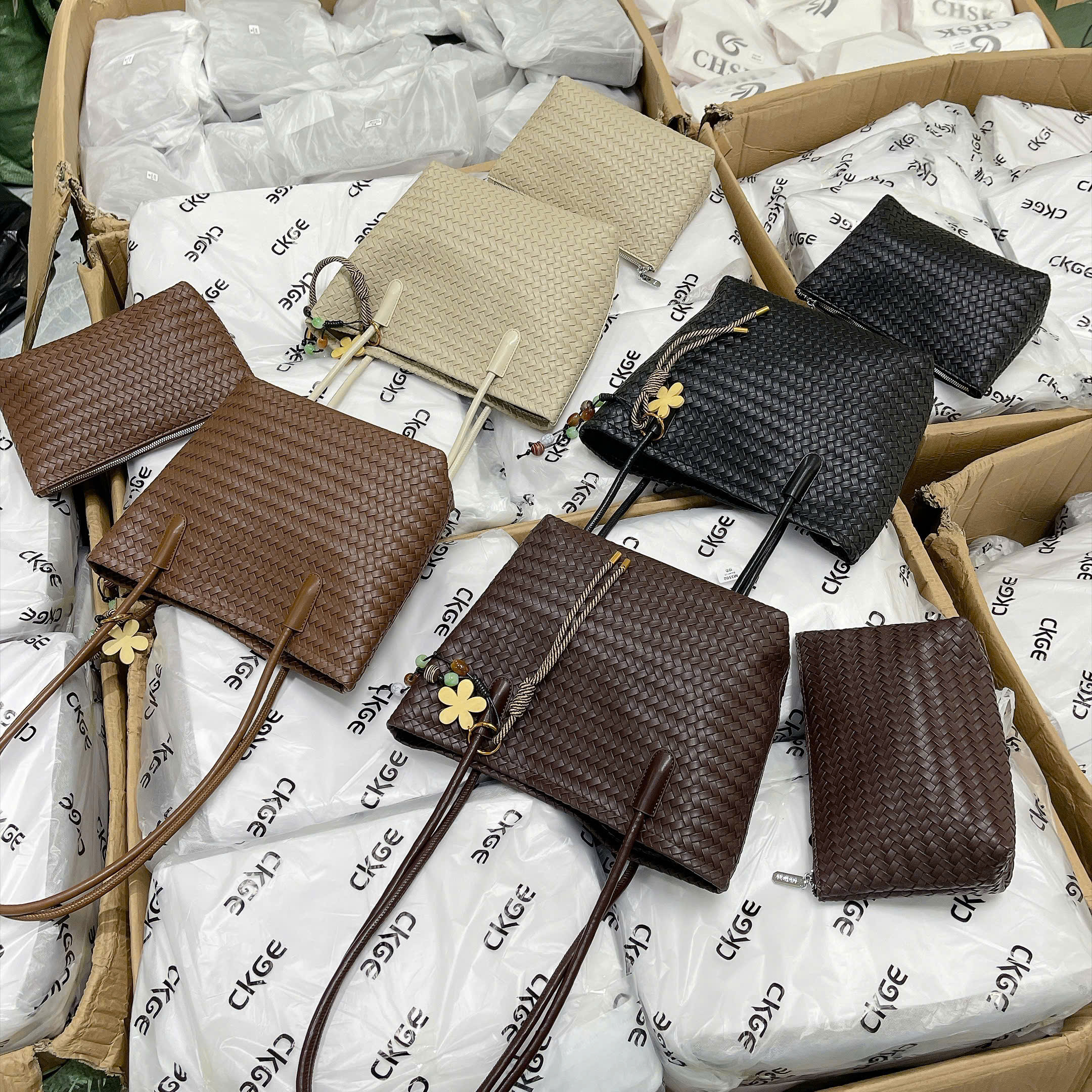 9527# Túi da đan bigsize charm hoa