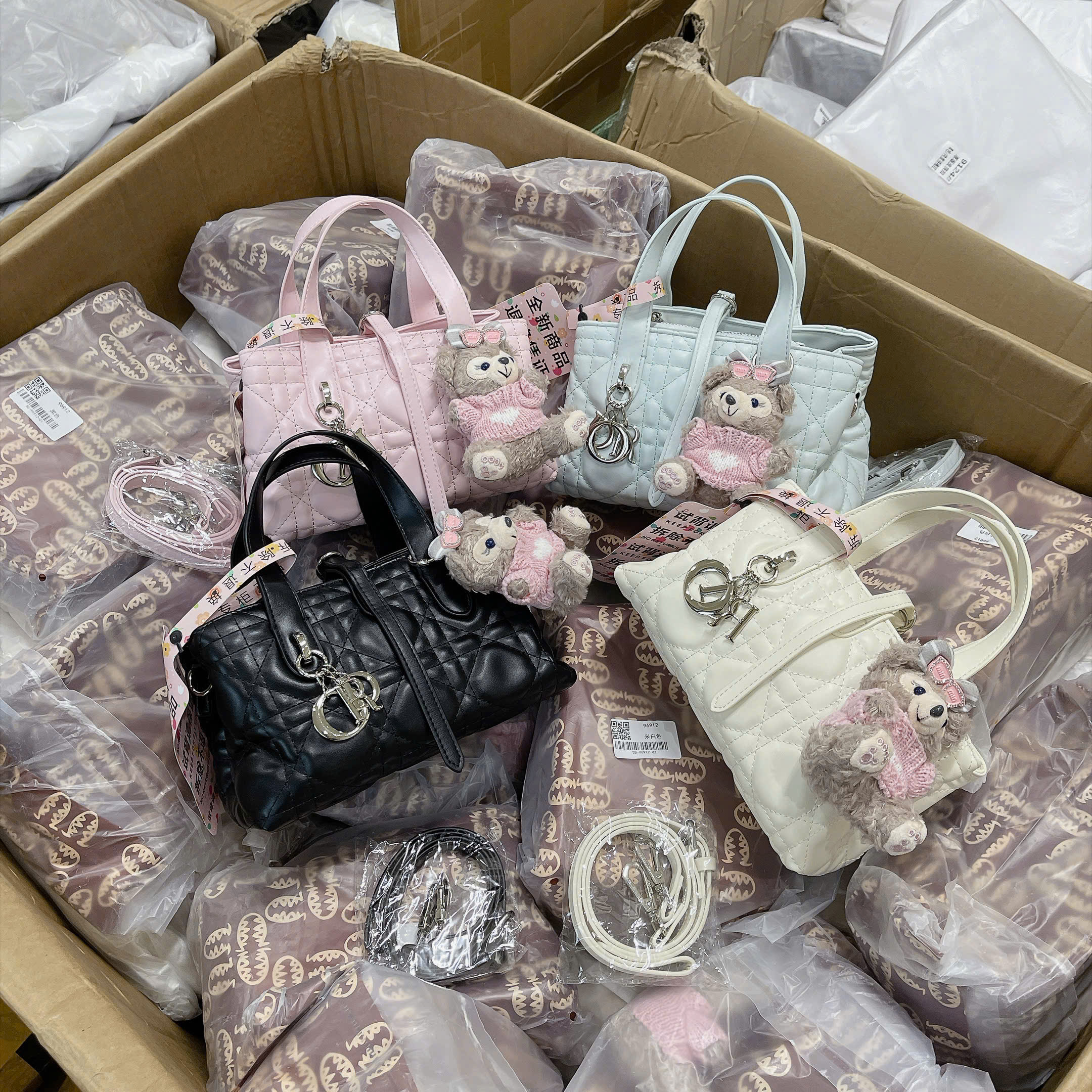 96912# Túi xách nữ tag bạc charm gấu hồng
