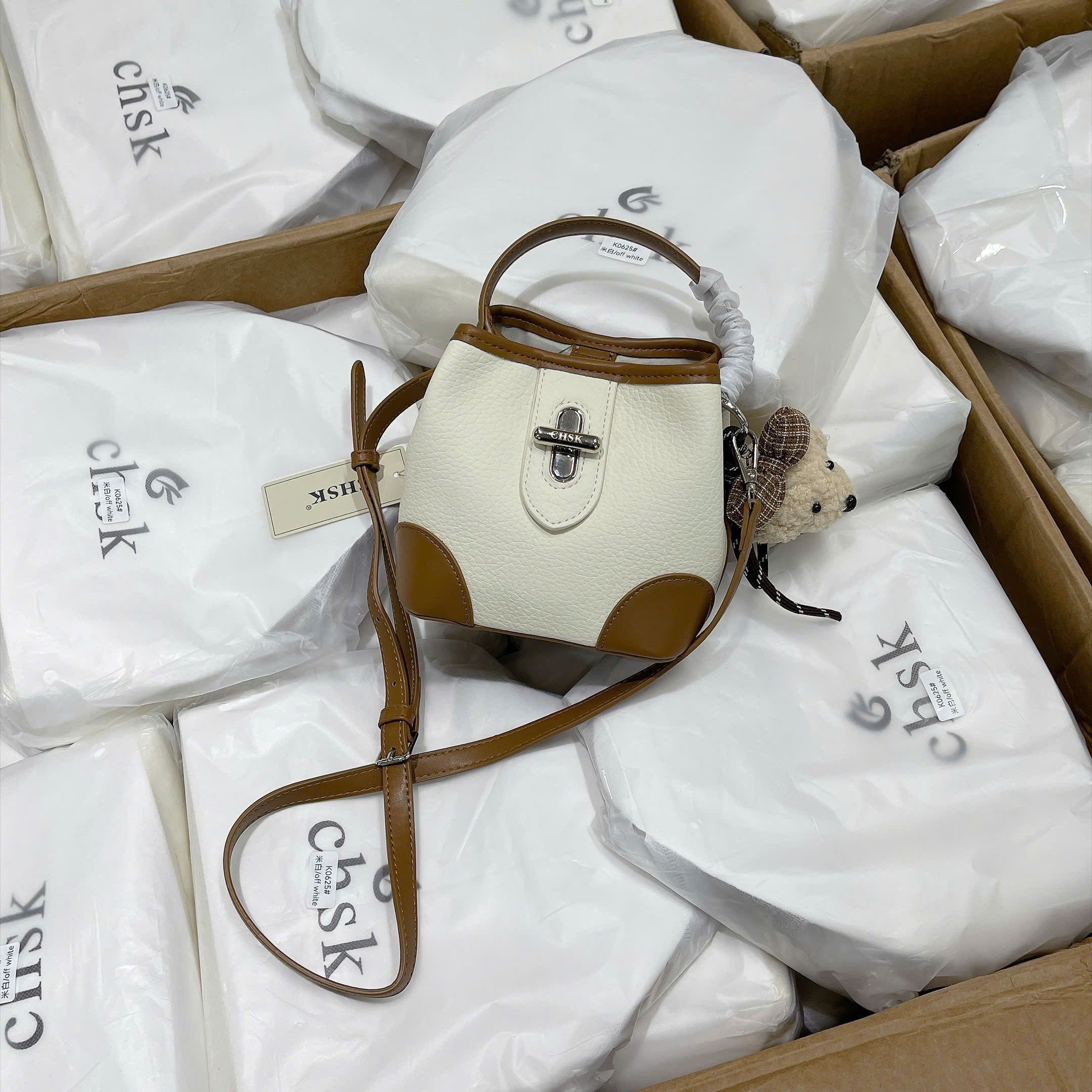 K0620# Túi xách CHSK trắng đế nâu charm cún nơ
