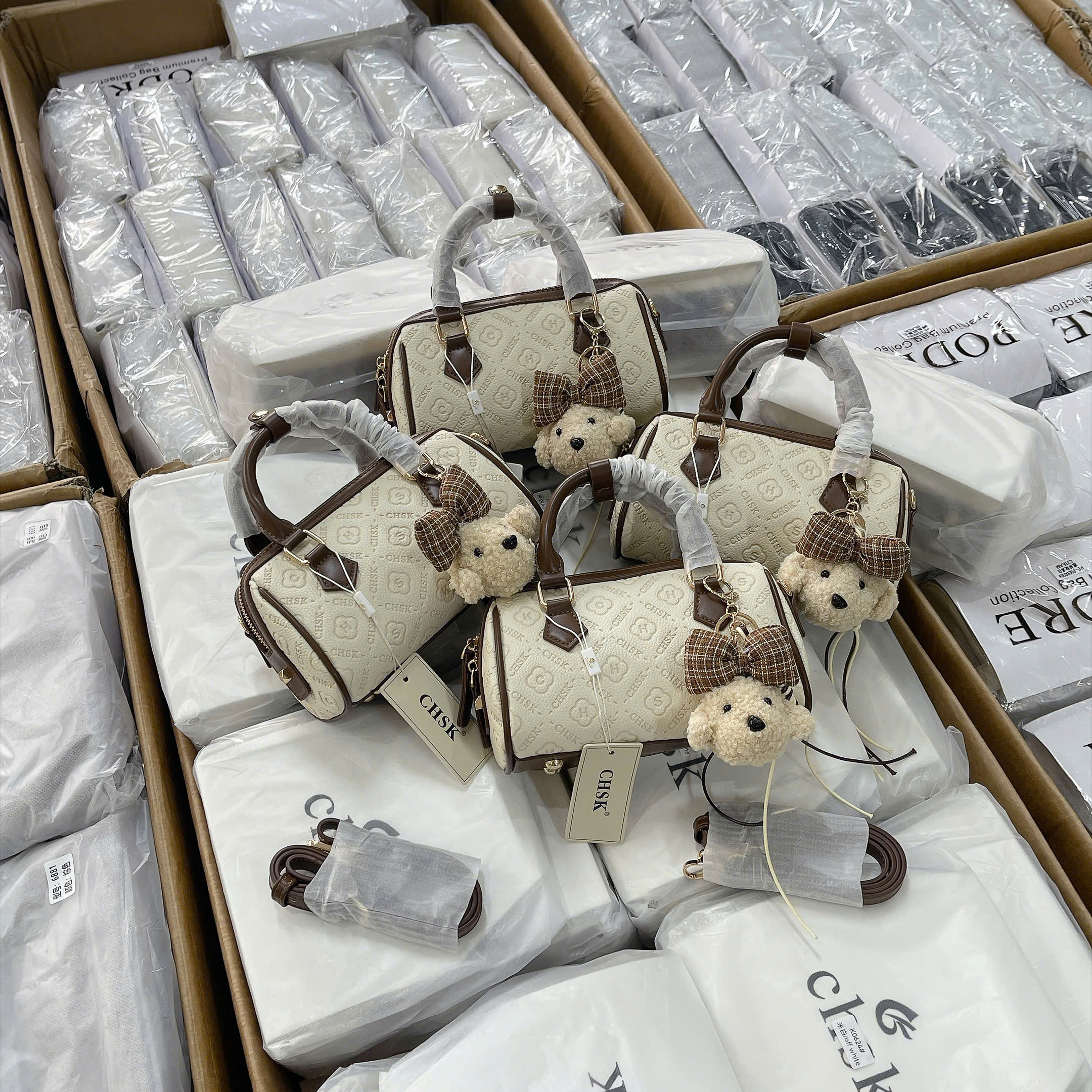 K0624# Túi xách CHSK dáng trống charm cún