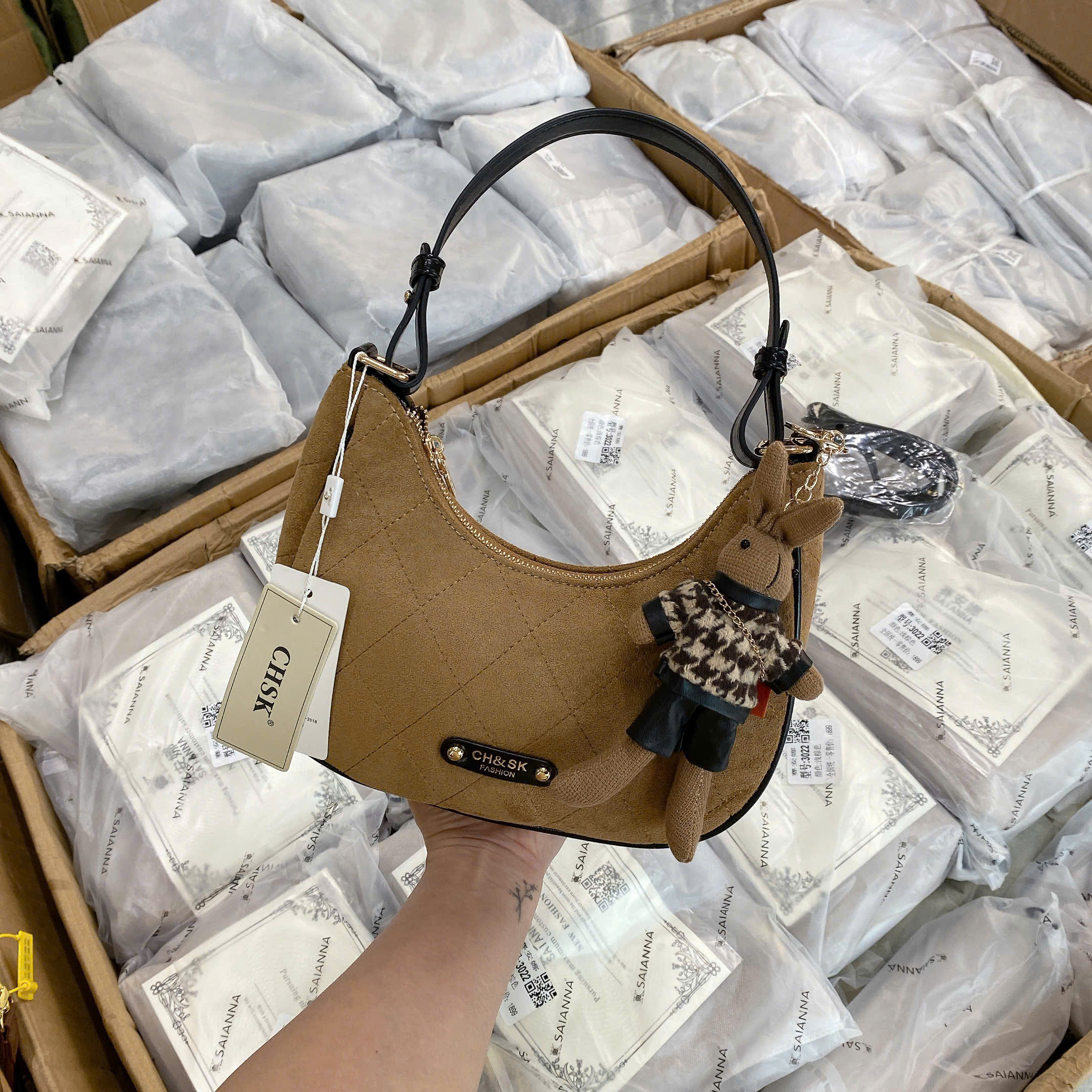 K0710# Túi kẹp nách vân trám charm thỏ