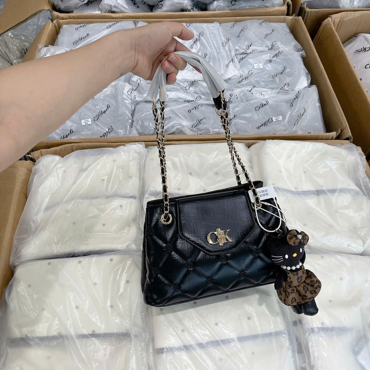M3434# Túi CKGE kẹp nách vân trám charm gấu