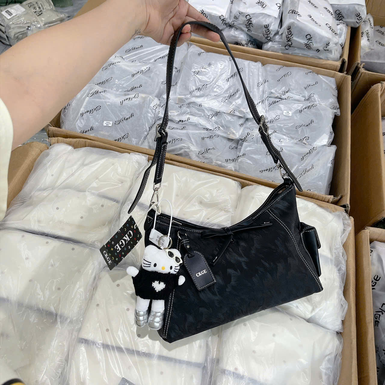 M3515# Túi CKGE kẹp nách đen charm mèo
