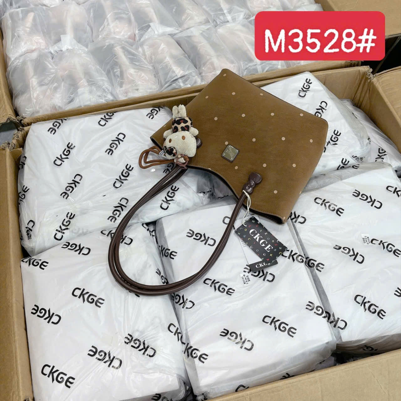 M3528# Túi kẹp nách CKGE nâu chấm bi charm mèo