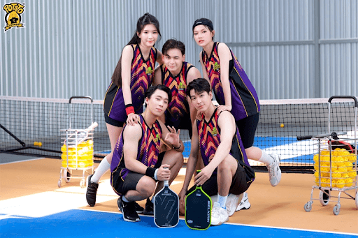 Phối hợp áo tank top kết hợp quần legging ngắn chơi pickleball