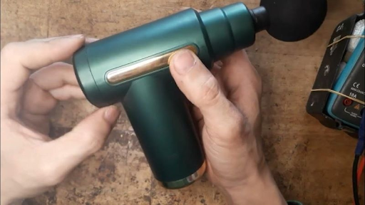 Các bước thay pin máy massage cầm tay