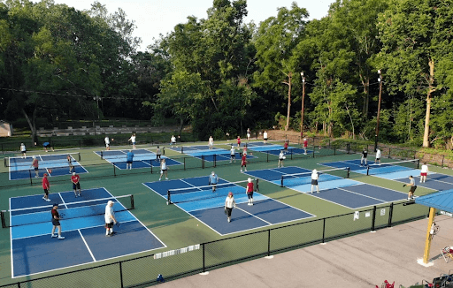 Người chơi muốn nâng cao trình độ chọn pickleball ngoài trời