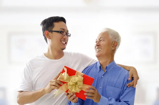 Chọn quà tặng sức khỏe cho bố mẹ chất lượng và an toàn