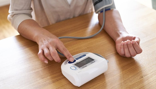 Máy đo huyết áp tại nhà dành tặng cho bố mẹ