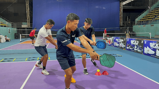 Người mới tập chơi pickleball thường chơi trong nhà