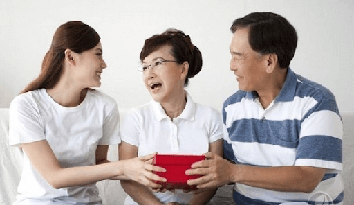 Quà tặng sức khỏe cho bố mẹ phù hợp với nhu cầu và sở thích