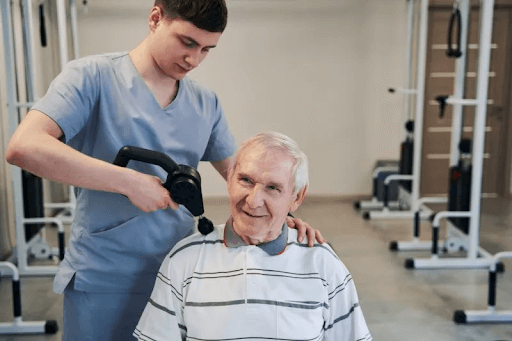 Súng massage cầm tay -  Lựa chọn tuyệt vời làm quà tặng sức khỏe cho bố mẹ