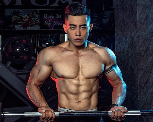 Cách tăng cơ ngực tại nhà với tạ
