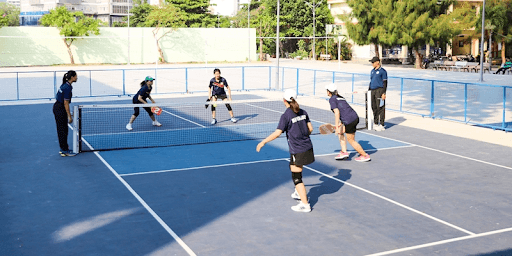 yếu tố môi trường tác động vào quá trình chơi pickleball ngoài trời