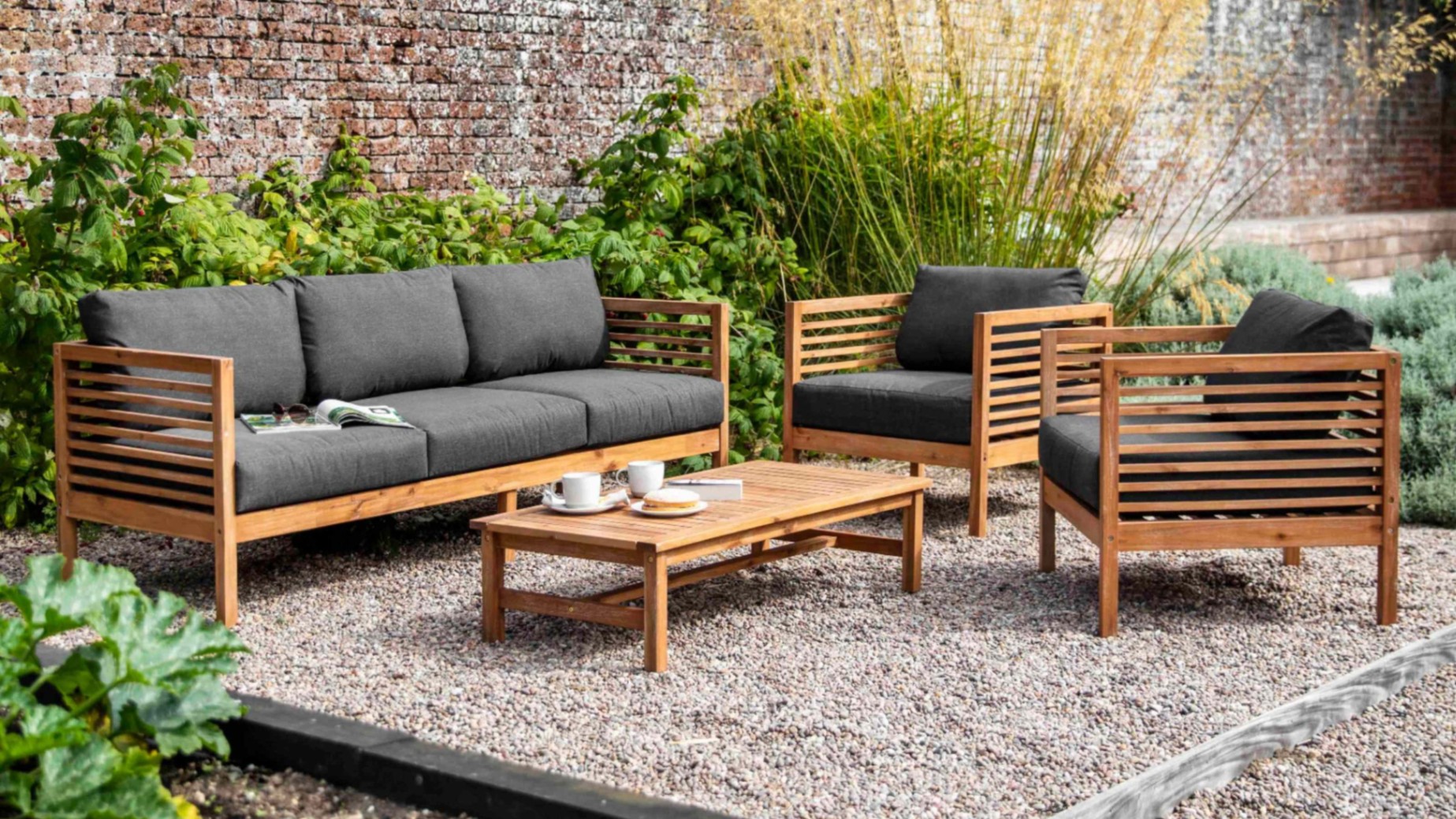 Sơn Gỗ Acrylic Có Tốt Không? Những Điều Cần Biết Về Sơn Acrylic Cho Gỗ