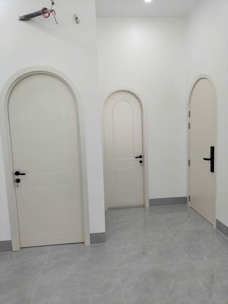Sơn Lotus Cho Cửa Nhựa Composite – Không Mùi, Bám Chắc, Bền Màu