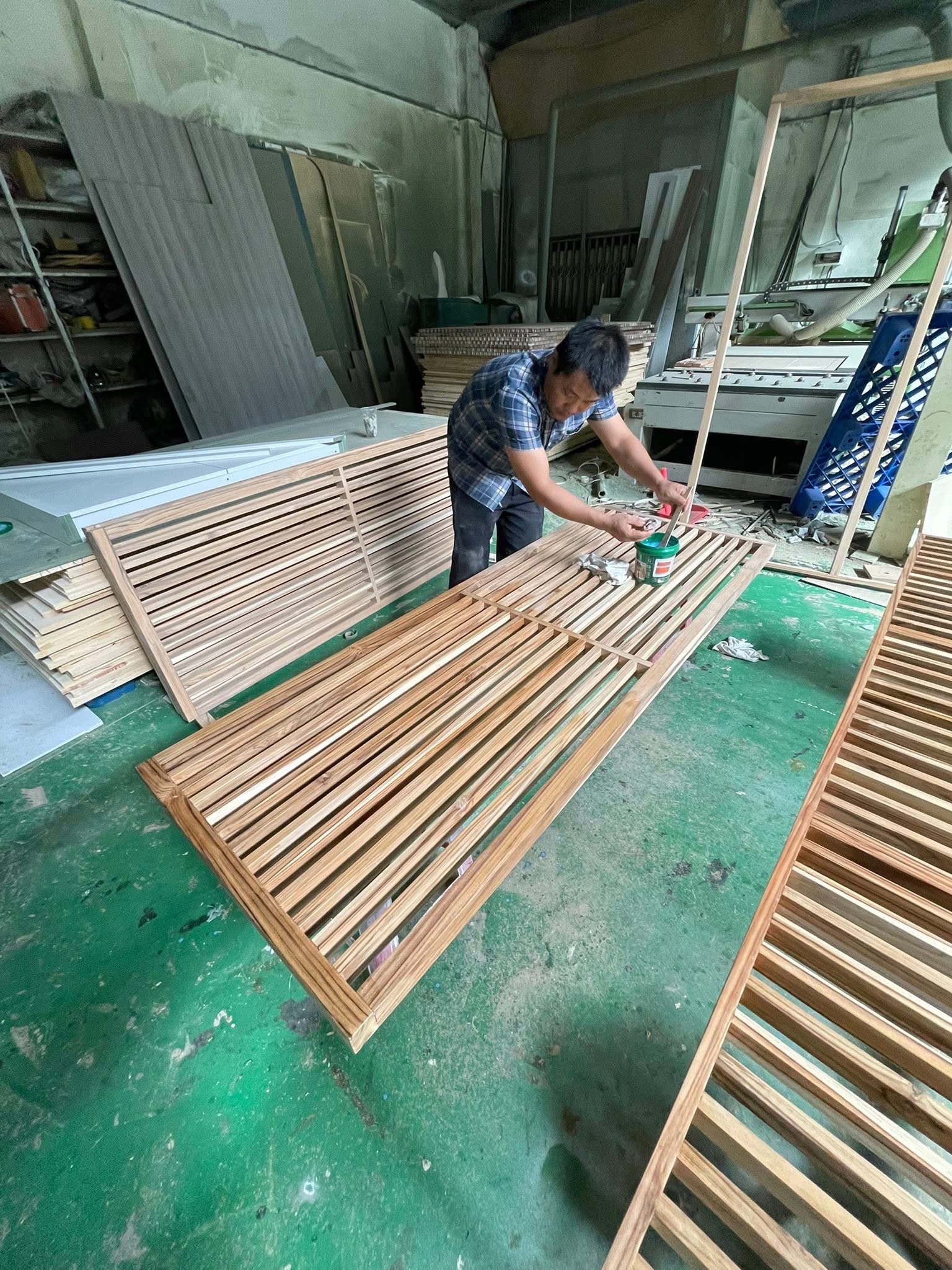 Thi công sơn gỗ ngoài trời cho gỗ teak tại xưởng nội thất