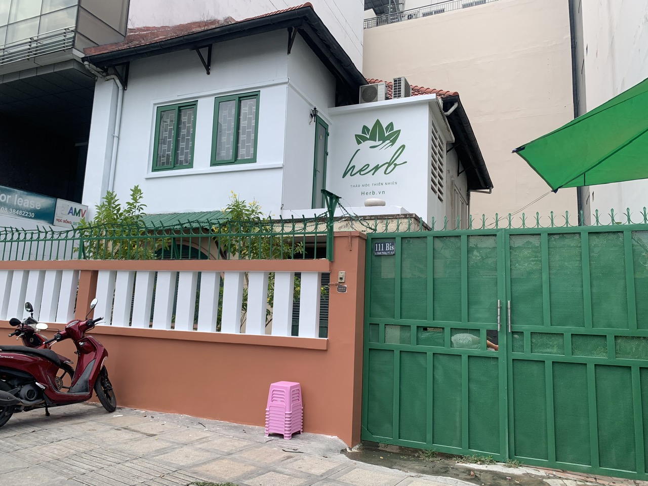 Sơn kim loại DTM Coat Lotus cho cửa sắt tại nhà - công trình tại Q3 TPHCM