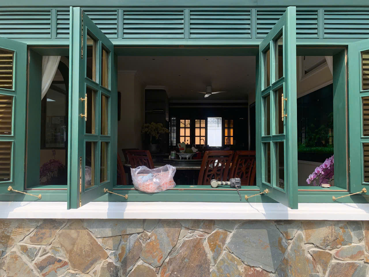 Công trình sơn bảo dưỡng bằng sơn gỗ ngoài trời Lotus