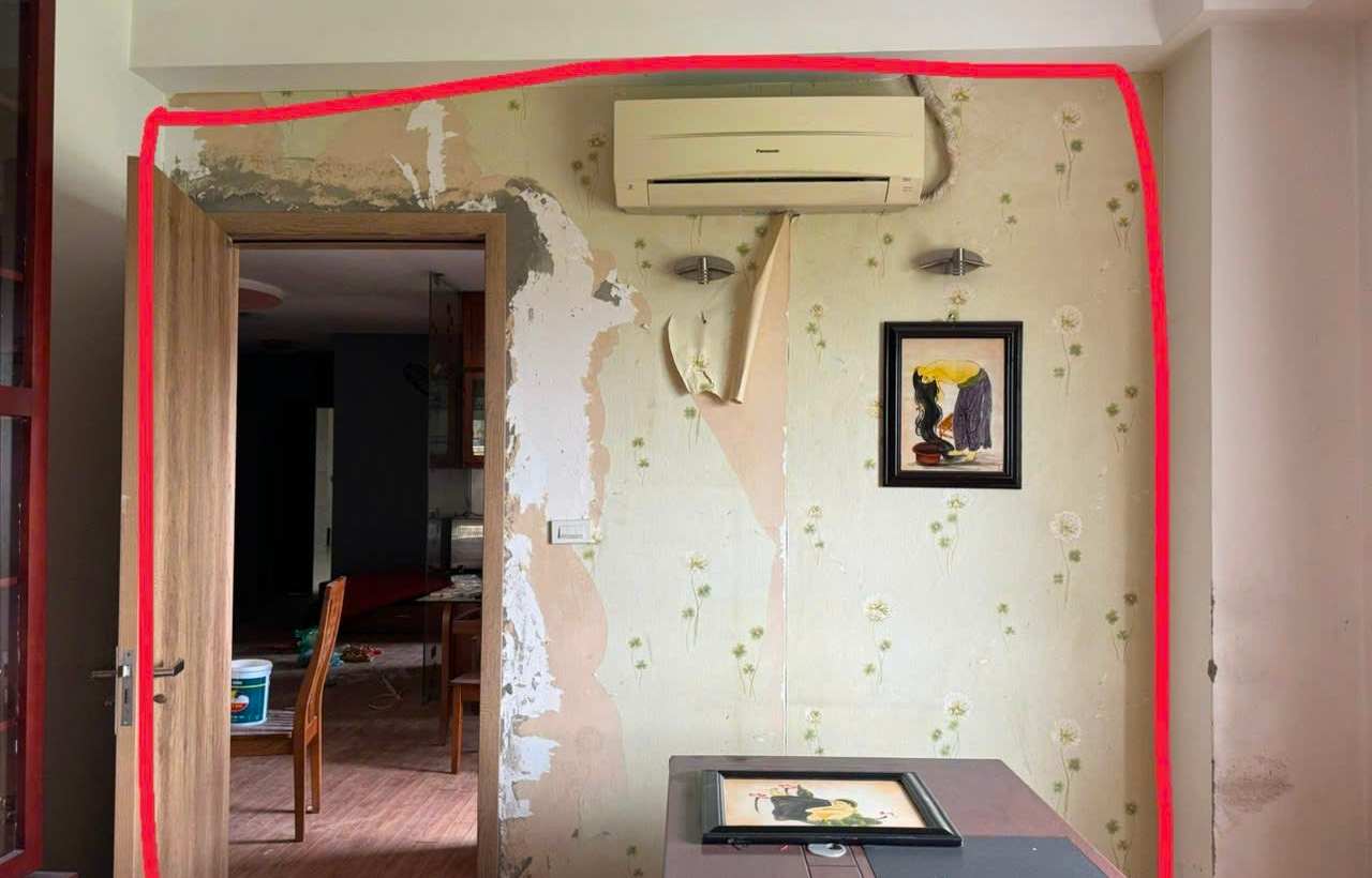 giấy dán tường đã quá cũ, cần thay thế mới