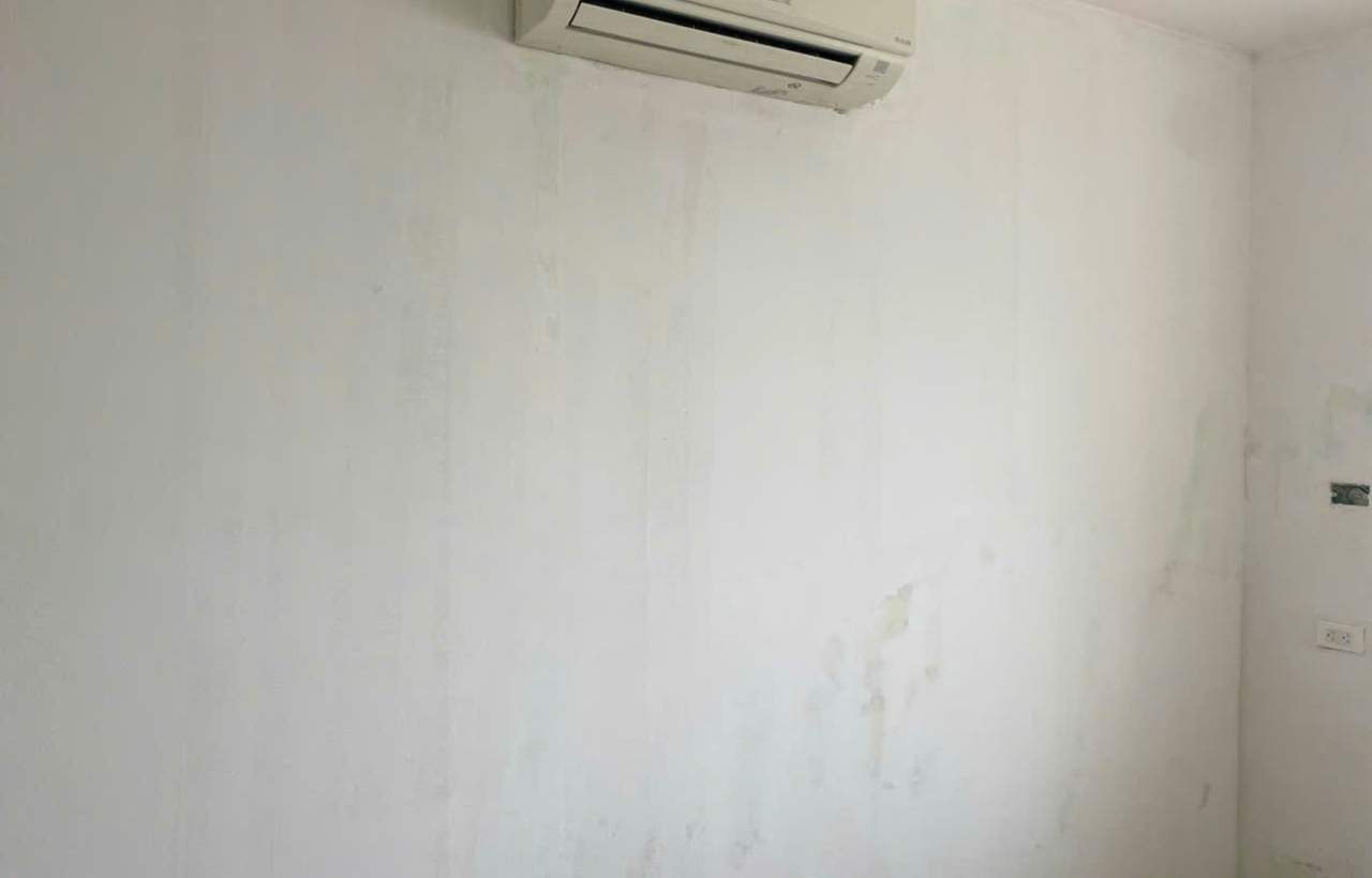 giấy dán tường phòng ngủ bị mốc, ố nhẹ