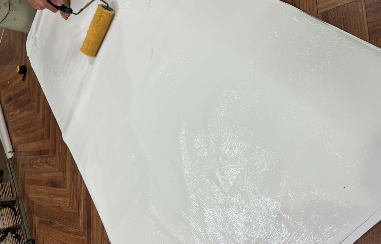 lăn keo lên mặt sau của giấy dán tường