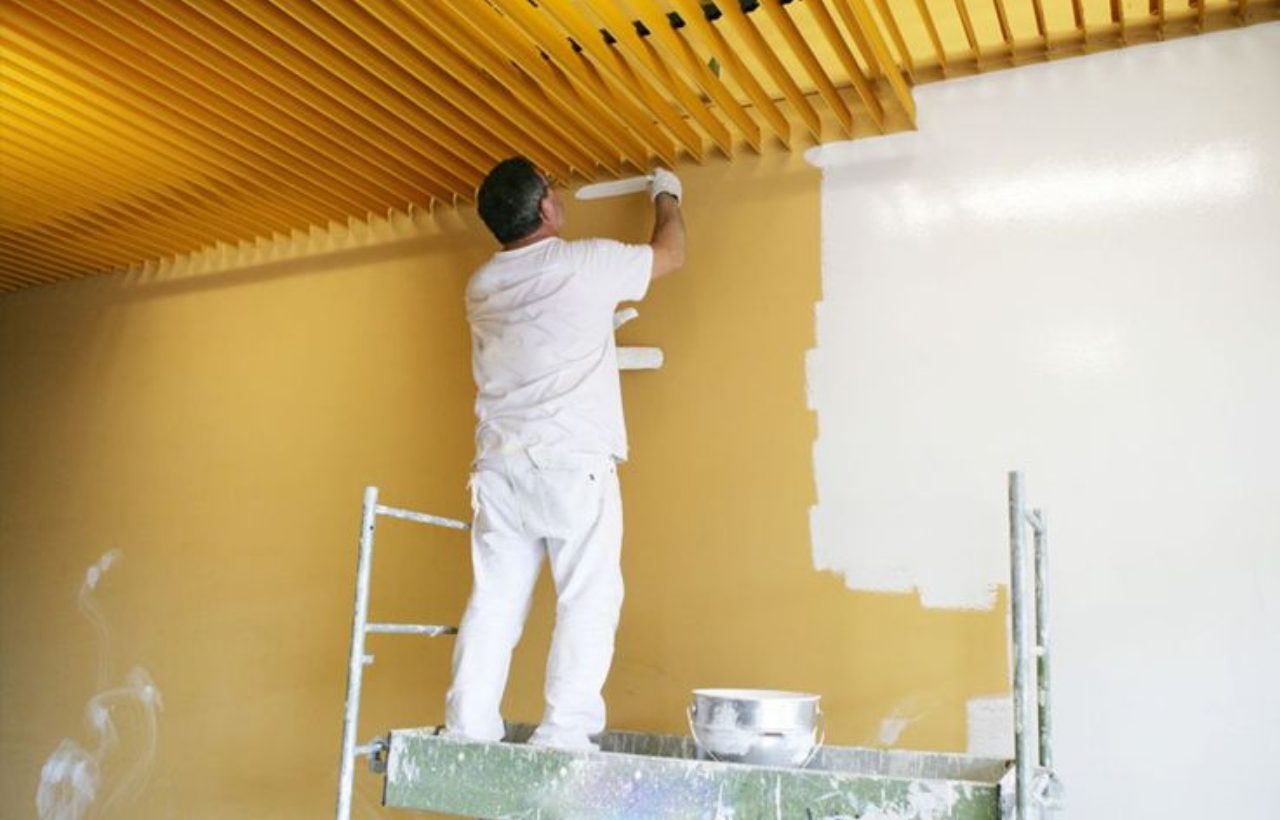 nên sơn nhà hay dùng giấy dán tường