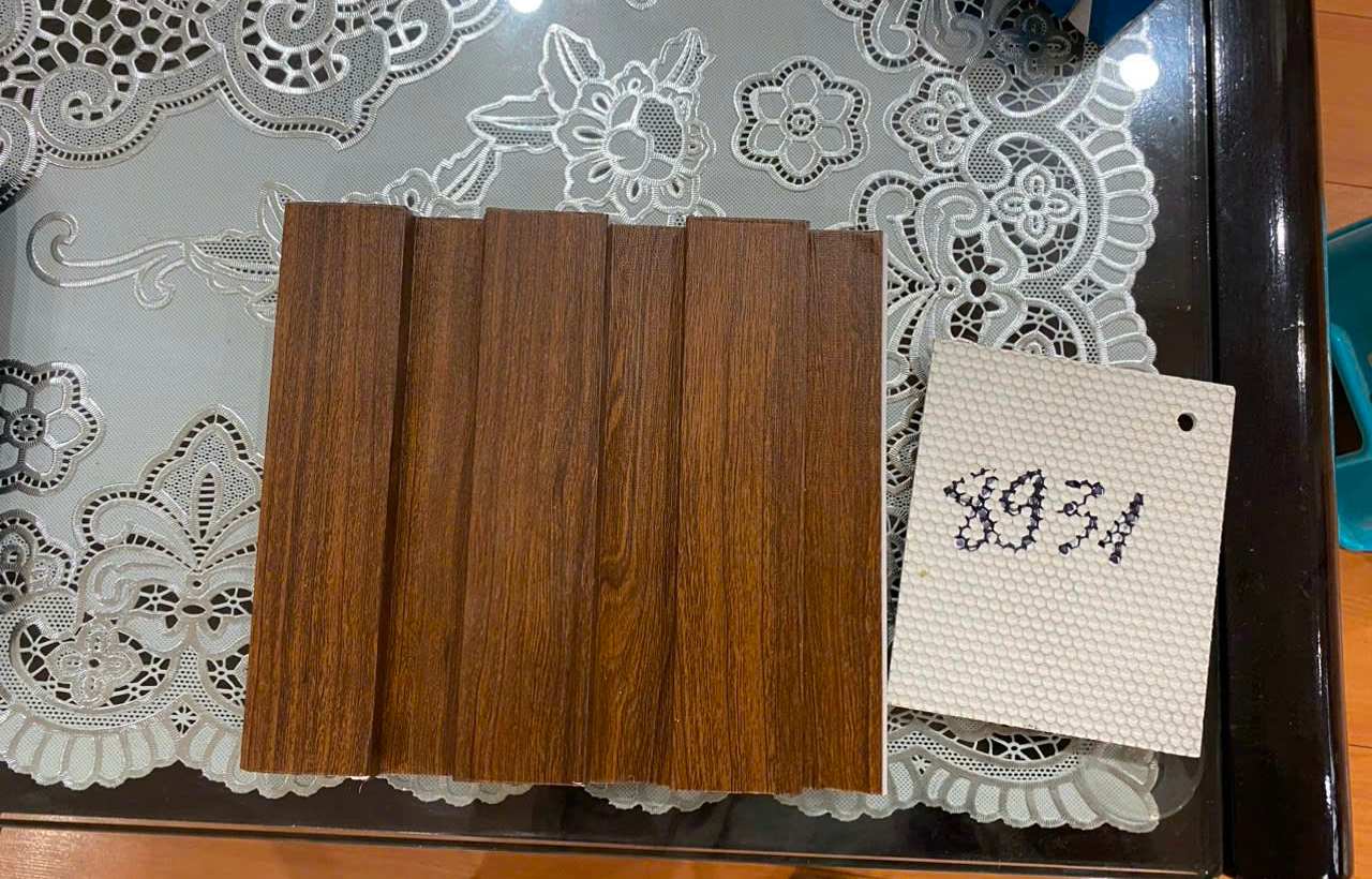 Mẫu lam sóng nhựa giả gỗ