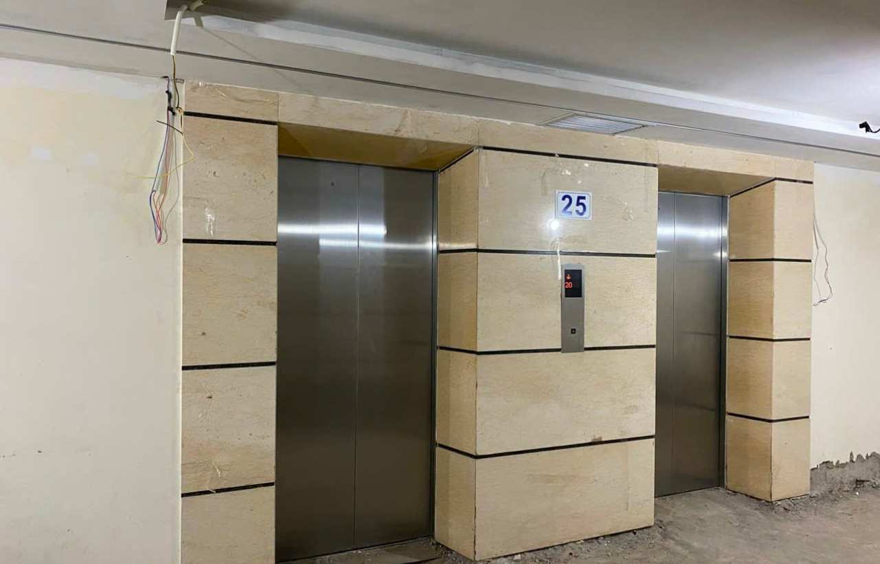 Sảnh thang máy trước khi ốp tường.jpg