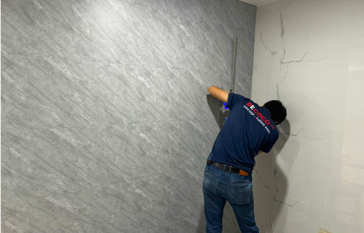 Thi công tấm nhựa ốp tường Nano thực tế.jpg