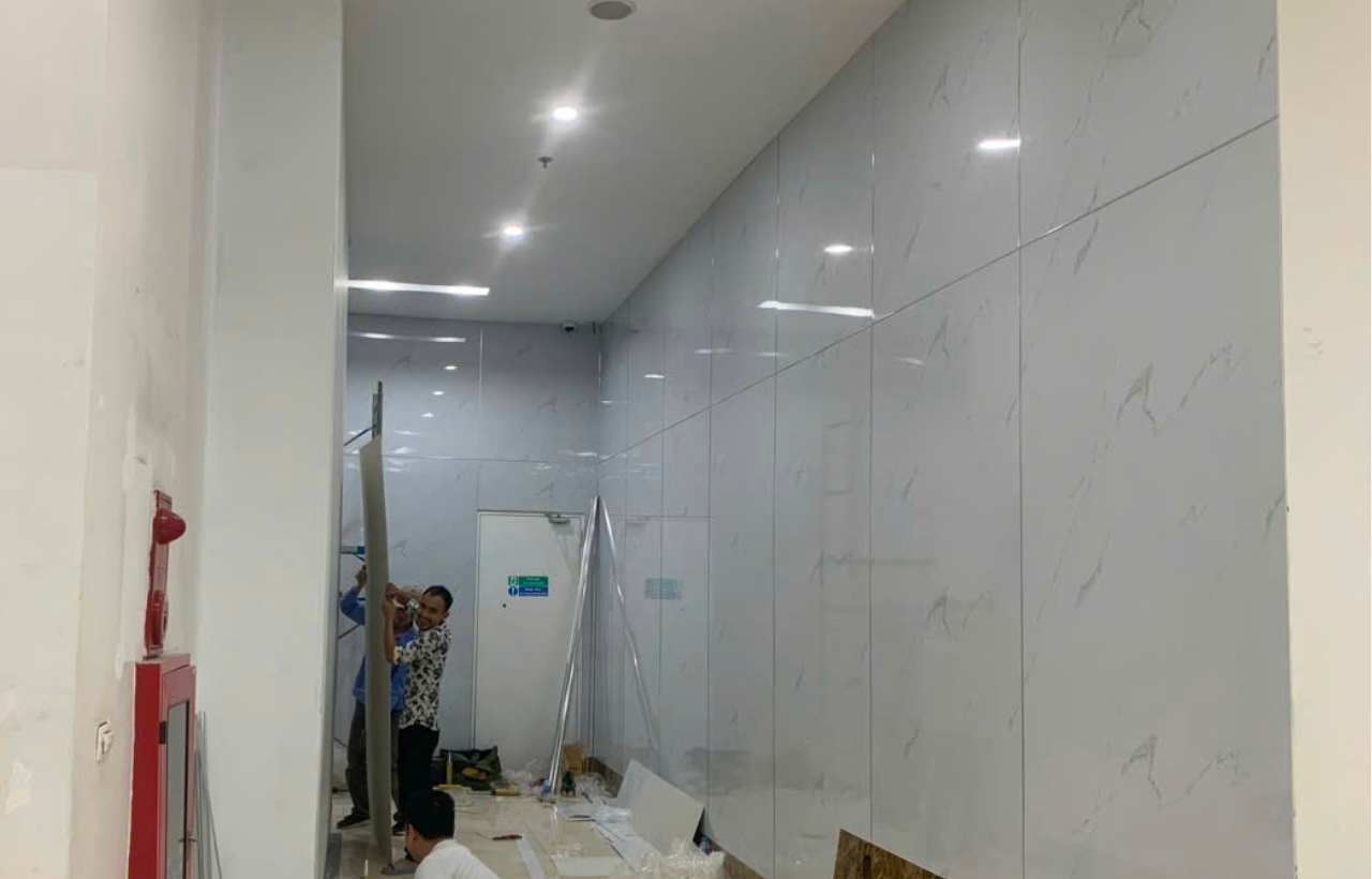 Thi công ốp pvc vân đá chung cư.jpg