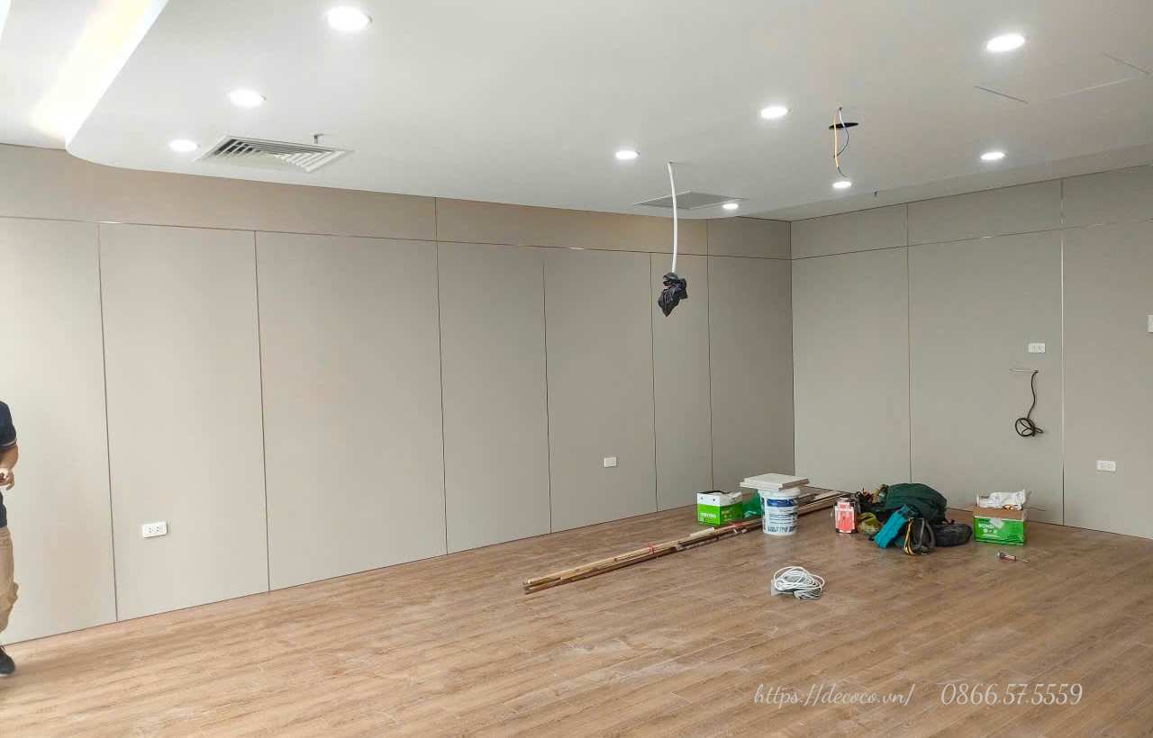 Văn phòng sử dụng tấm ốp than tre vân vải.jpg