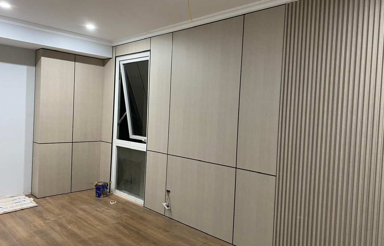 Ốp tường giả gỗ phòng khách