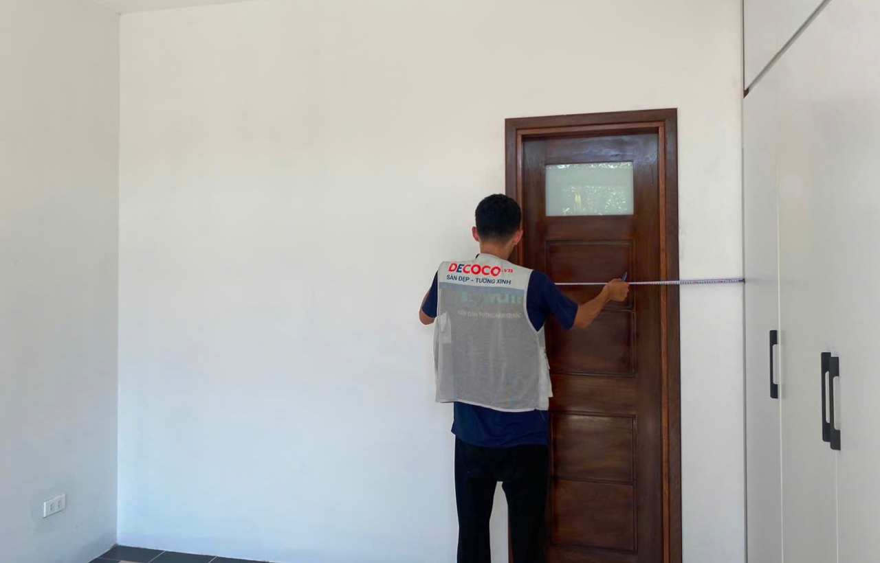 thợ khảo sát dán tường tại Gia Lâm