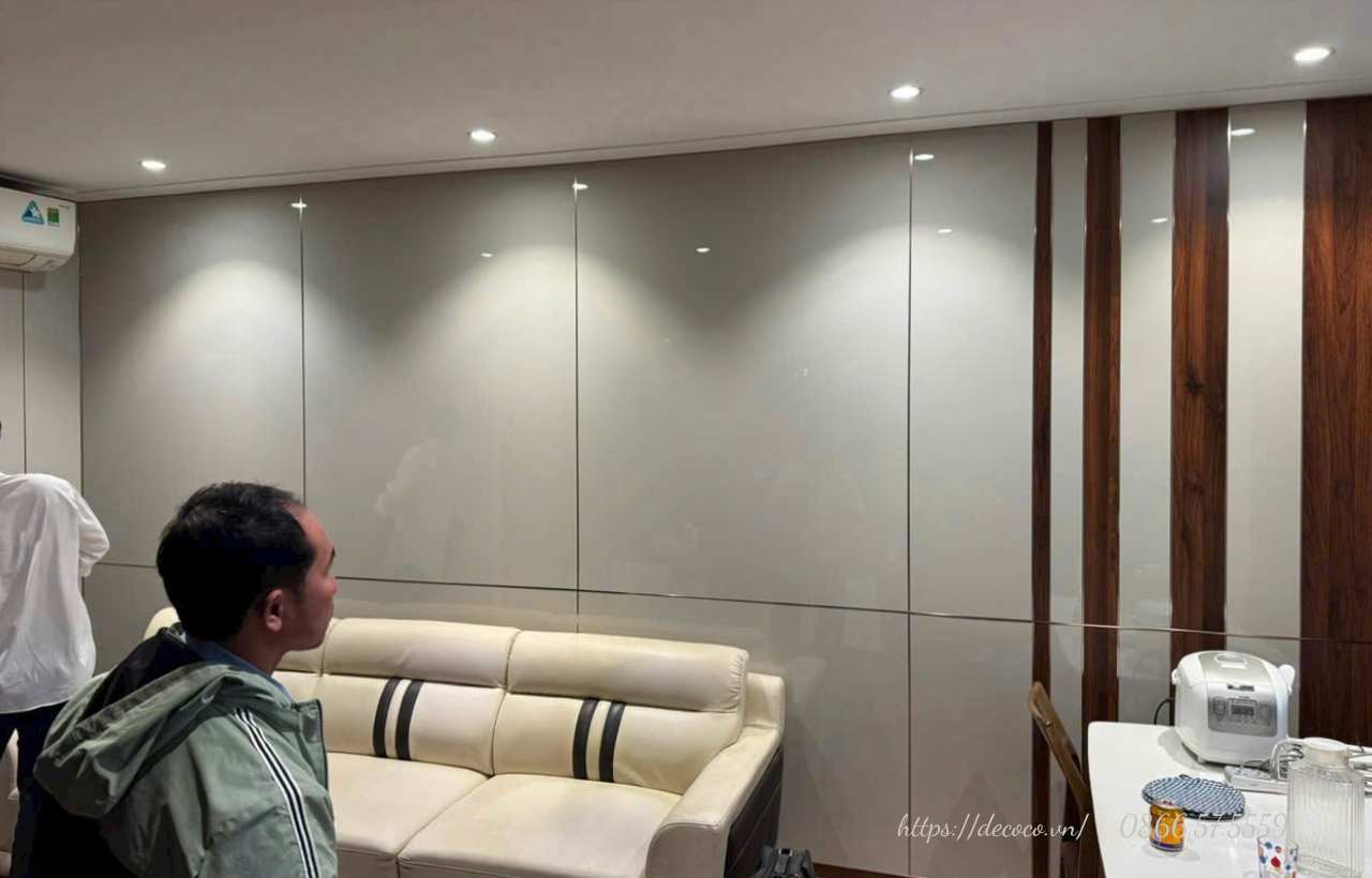Mẫu tấm ốp chung cư vách sau sofa