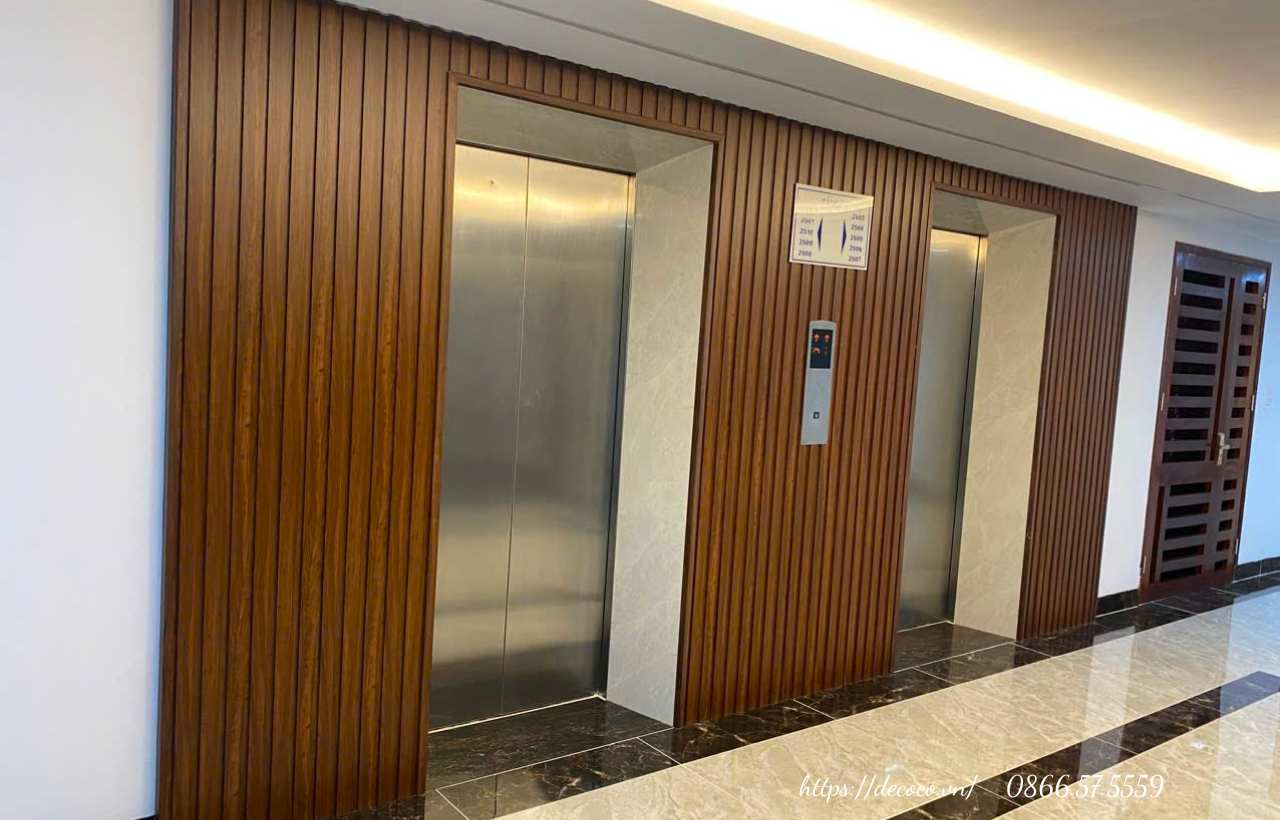 Mẫu lam sóng nhựa vân gỗ ốp sảnh thang máy