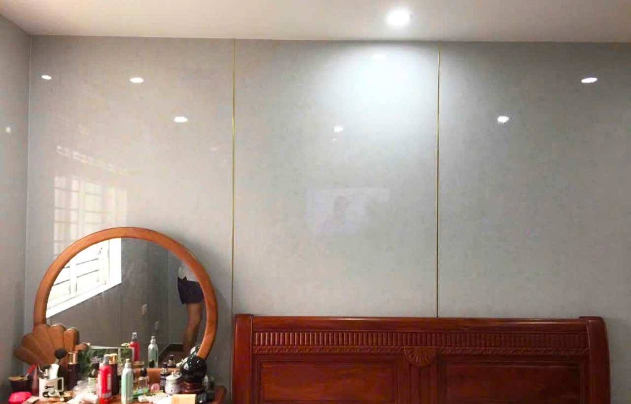 Mẫu PVC màu trắng ốp phòng ngủ