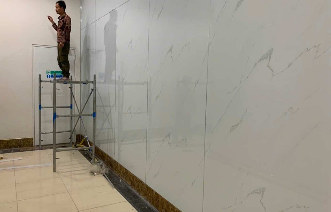 Thi công ốp pvc vân đá sảnh chung cư