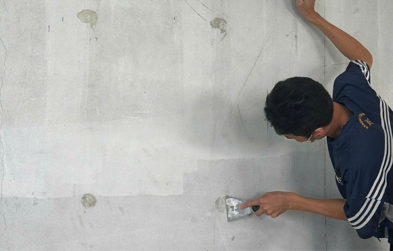 kiểm tra bề mặt tường có dán giấy dán tường không