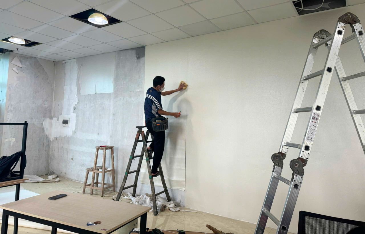 tường trước và sau khi dán giấy dán tường thực tế