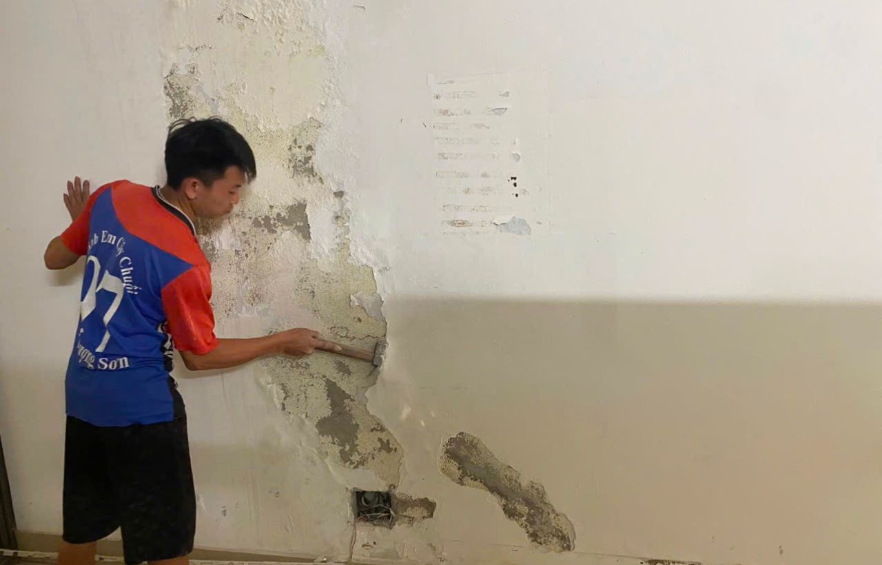 xử lý tường cũ trước khi dán tường