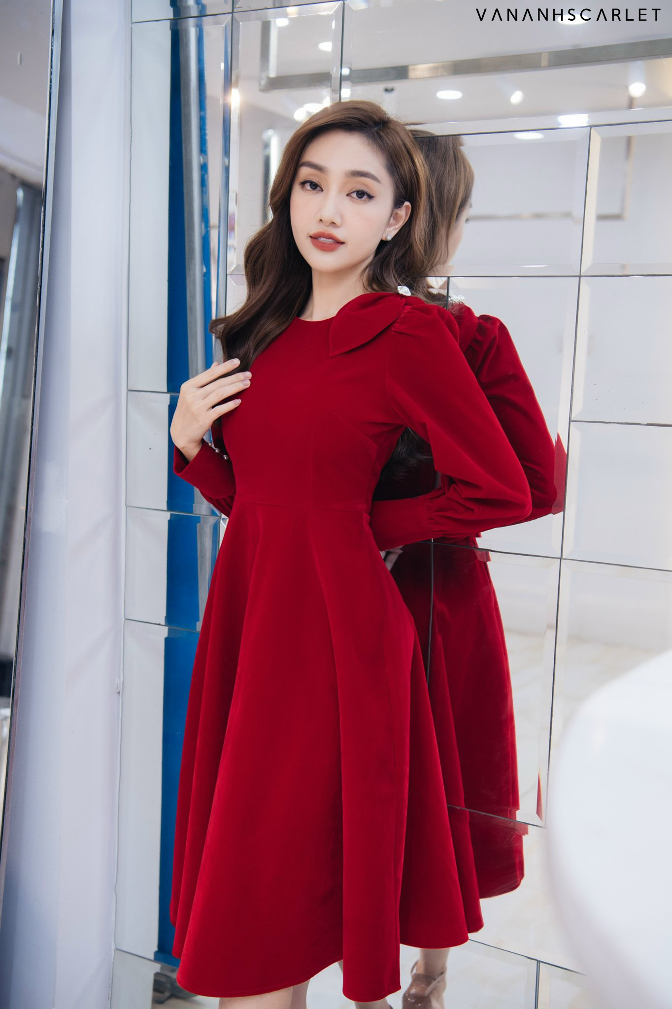 V6344 Váy nhung đỏ cổ vuông | The Queen Fashion